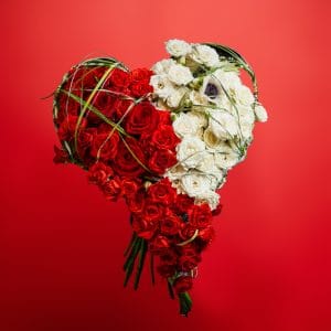 Kalp Şeklinde Kırmızı & Beyaz Gül Aranjmanı